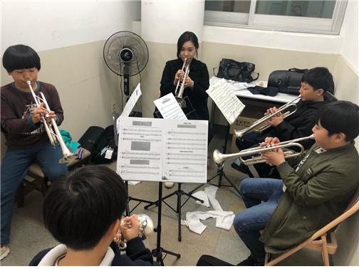 ‘서대문 우리동네 오케스트라’에 참여한 학생들의 트럼펫 파트 수업 장면.