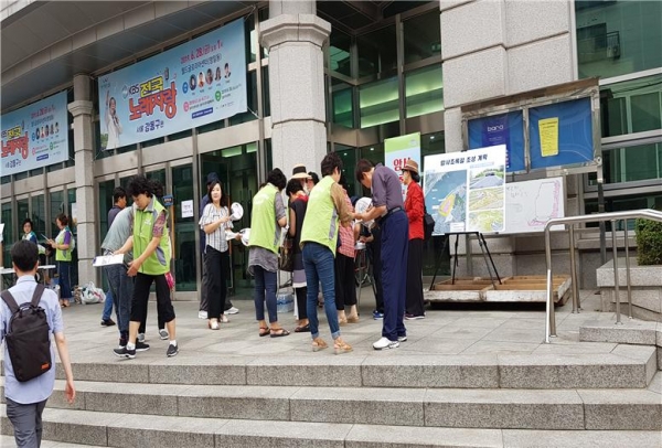 6월28일 강동아트센터에서 열린 KBS 전국노래자랑 ‘강동구편’ 행사에서 암사초록길 사업 재개를 촉구하는 서명운동을 진행해 1,200명이 넘는 시민들이 서명에 동참했다.