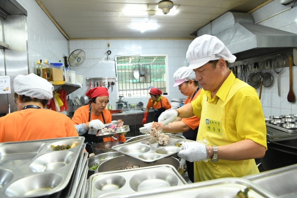 수택1동 경로식당을 방문해 배식 봉사를 하는 안승남 시장.