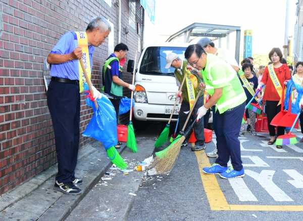 류경기 중랑구청장(오른쪽)이 지난 14일 면목본동 면목역 일대에서 주민과 함께 거리 청소를 하고 있다.