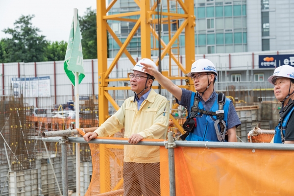 김선갑 광진구청장(왼쪽)이 태풍 피해 예방에 따른 안전점검을 위해 공사현장을 살펴보고 있다.