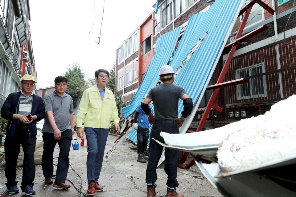 정원오 성동구청장(왼쪽 세 번째)은 8일 오전 태풍 링링으로 지붕 붕괴 피해가 발생한 성수동의 한 빌라단지를 방문해 현장을 점검하고 신속한 복구를 지시했다.
