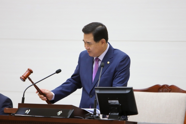 용산구의회 김정재 의장이 제250회 임시회 폐회를 선언하고 있다.