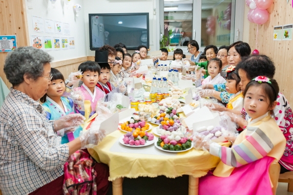 광진구가 10일 중곡2동 수호천사어린이집 앞마당에서 ‘3대가 함께하는 세대공감 송편만들기’ 행사를 개최했다.
