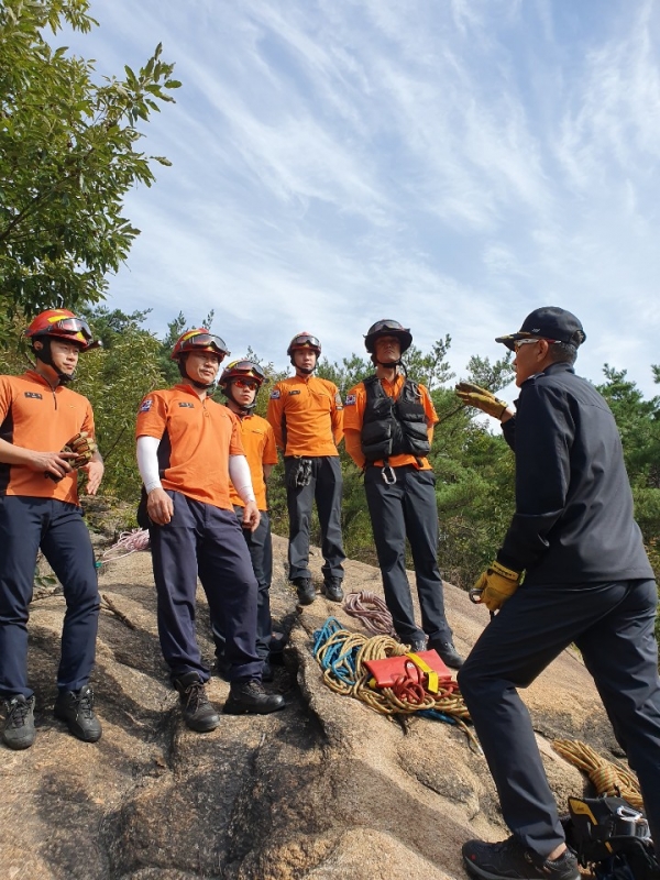 구리소방서는 가을철 산악사고에 대비해 27일 119구조대원을 대상으로 산악구조훈련을 실시했다.