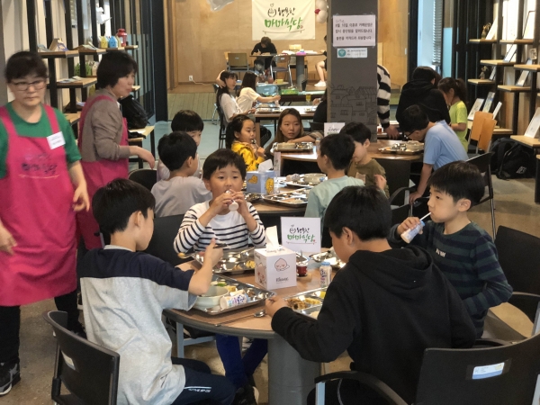 [안녕캠페인] 지난 2월, 행복한 마마식당에서 맛있는 저녁식사 중인 아이들