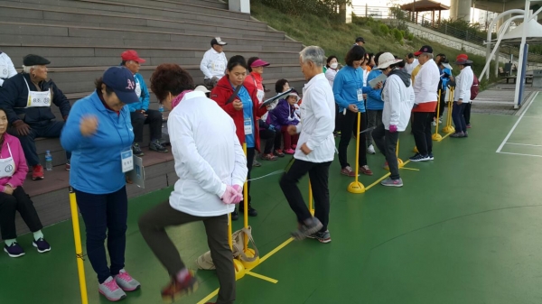 지난해 제2회 나이야가라 어르신 체력왕 선발대회에 참여한 주민들이 ‘제자리 2분 걷기’로 심폐지구력을 측정하고 있다