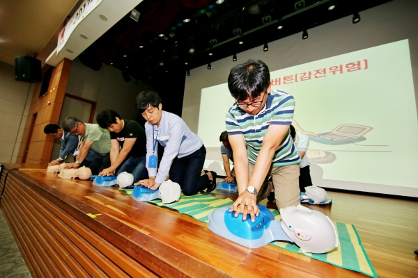 금천구 직원들이 금천구청 대강당에서 심폐소생술을 배우고 있는 모습