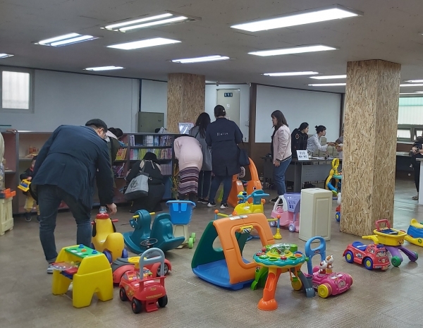 미추홀구 도화2·3동 행정복지센터에서 열린 ‘소.확.행’에서 도담도담 숭의점은 영유아기 자녀를 둔 지역 주민들 400여명에게 무료 나눔 장난감을 나눠줬다.