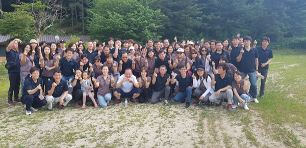 지난 6월19일 인천 무의도에서 열린 '2019년 직무역량 강화 및 소통을 위한 세무공무원 워크숍'에 유동균 마포구청장(왼쪽에서 여섯번째)과 세무부서 직원들이 참석해 기념찰영을 했다.