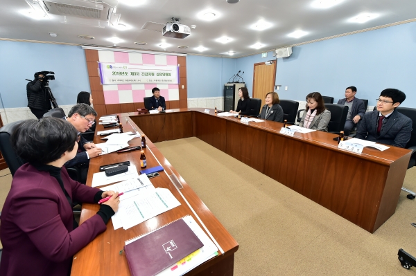 부평구는 지난 14일 구청 영상회의실에서 2019년 제3차 긴급지원심의위원회를 열었다.