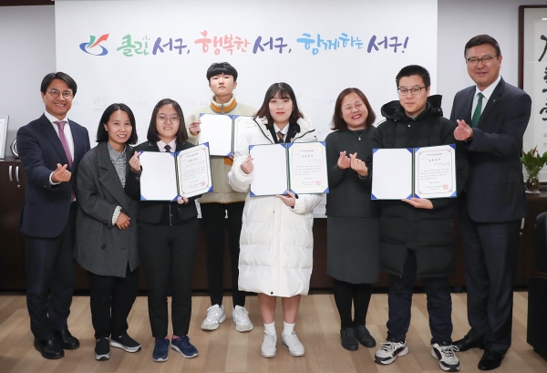 인천 서구와 하나은행 경인지역 대표는 지난 14일 서구청장실에서 관내 고등학생 4명에 대한 2019년도 하나장학생 장학증서 수여식을 진행했다.