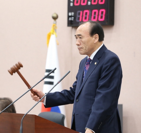 임태근 성북구의회 의장이 제270회 2차 정례회 개회를 선언하고 있다.