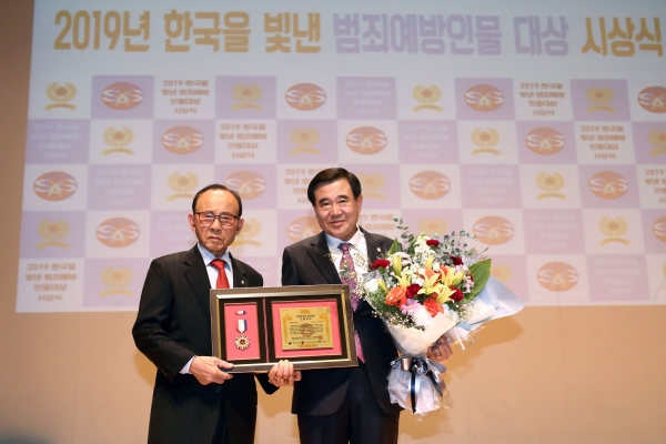 용산구의회 김정재 의장이 지난 8일 열린 '2019 한국을 빛낸 범죄예방인물 대상' 시상식에서 '의정분야 대상'을 수상했다.