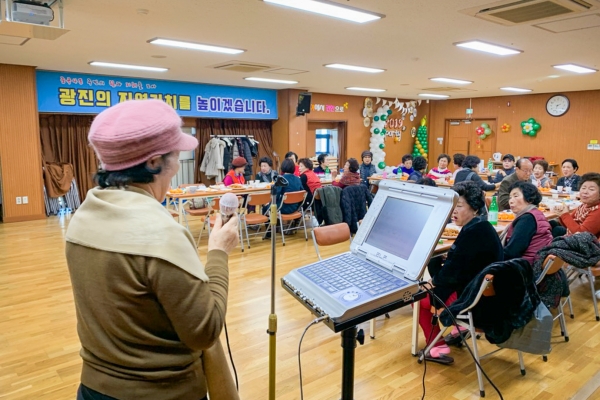 중곡4동 자치회관에서 진행하는 노래교실에서 어르신들이 수업에 참여하고 있다. 광진구는 내년부터 65세 이상 어르신 자치회관 프로그램 수강료를 50% 감면을 실시한다.