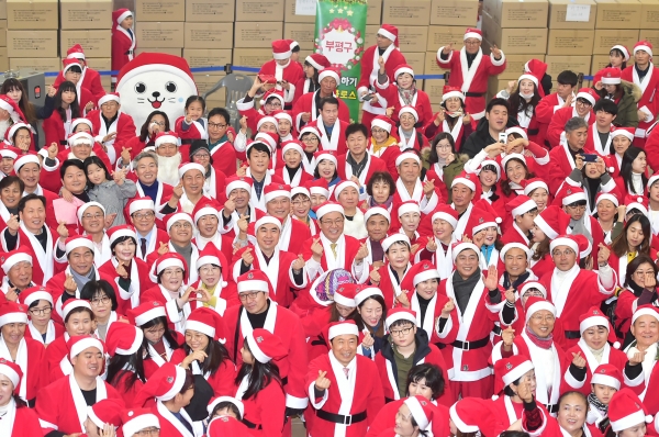 박남춘 인천시장이 25일 인천시청 중앙홀에서 열린 '2019년 행복한 사랑더하기 산타클로스'에서 자원봉사자들과 기념촬영을 하고 있다.