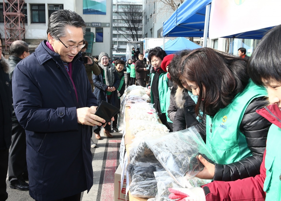 지난해 열린 설맞이 직거래 장터에서 김영종 종로구청장이 물품을 구매하고 있다.