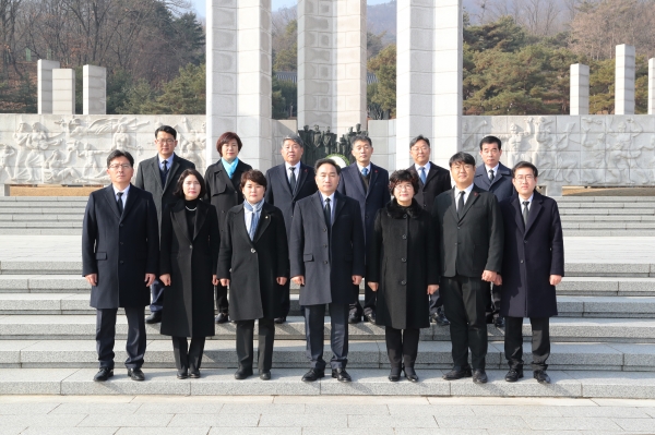 이백균 강북구의회 의장을 비롯한 전체 구의원들이 지난 10일 새해를 맞아 4.19민주묘지에서 참배 후 단체 사진을 촬영하고 있다.