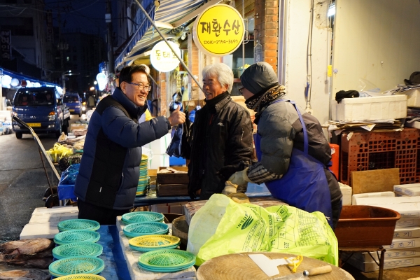 20일 오전 7시 유덕열 동대문구청장이 청량리수산시장을 찾아 상인과 이야기를 나누고 있다.