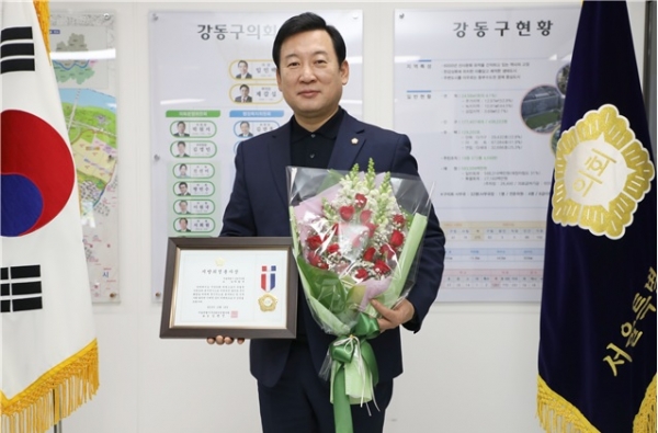 박원서 강동구의회 운영위원장이 서울시구의회의장협의회 ‘지방의정 봉사상’을 수상했다.