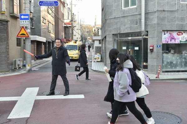 양천구의회 심광식 의원(더불어민주당, 신월1․3․5동)은 지난 30일 개학을 맞은 신월동 신원초등학교 후문에서 등굣길 어린이 교통지도 봉사를 시작했다.