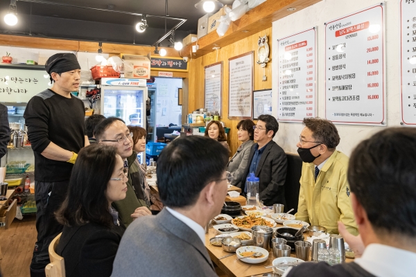 김선갑 광진구청장은 9일 코로나19 확진자가 다녀간 화양동 소재 식당을 찾아 점심식사를 했다.