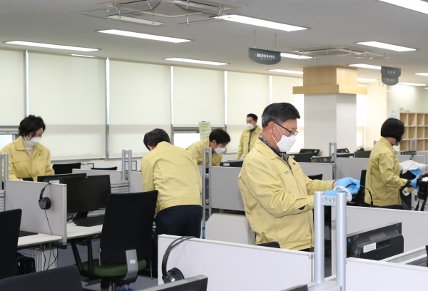 구리시의회(의장 박석윤)는 16일 오전 토평도서관을 방문해 코로나19 감염증대응 방역소독활동을 실시했다고 밝혔다.