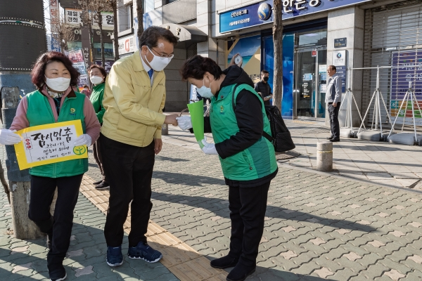 거리에서 '사회적 거리두기 잠시 멈춤 캠페인'을 하고 있는 김선갑 광진구청장.