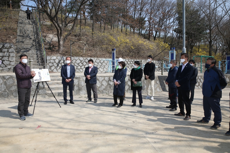 이재광 부의장(왼쪽 세 번째), 유양순 의장(왼쪽 네 번째), 라도균 의원(오른쪽 두 번째)이 숭인근린공원 시설물 정비사업 현장에서 관계자의 설명을 듣고 있다.