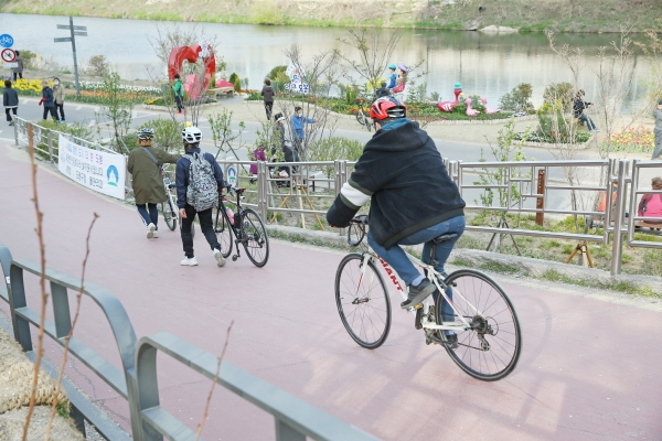 도봉구가 전 구민 대상으로 지난 1일부터 자전거 보험에 가입했다. 사진은 중랑천변에서 자전거를 타고 있는 주민 모습.