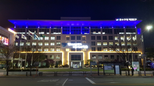 연수구(구청장 고남석)가 코로나19와 싸우는 의료진들의 헌신을 기리기 위해 파란색 조명을 밝히는 ‘블루라이트’ 캠페인에 동참한다.