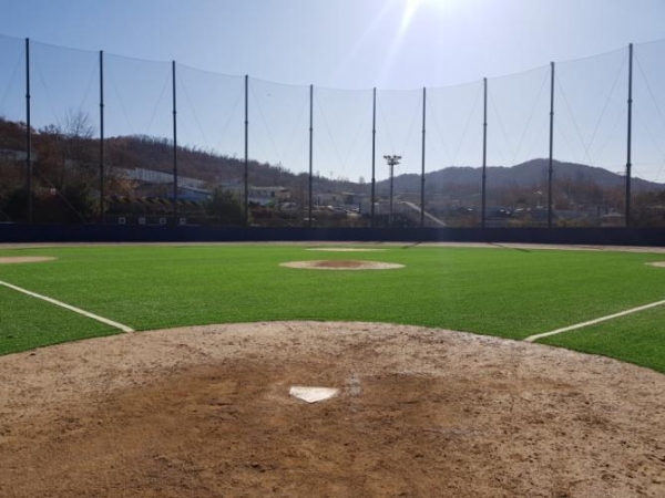 중랑구시설관리공단이 25일부터 코로나19로 임시 휴장했던 실외 체육시설을 재개장하기로 했다. 사진은 신내차량기지 야구 경기장 모습.