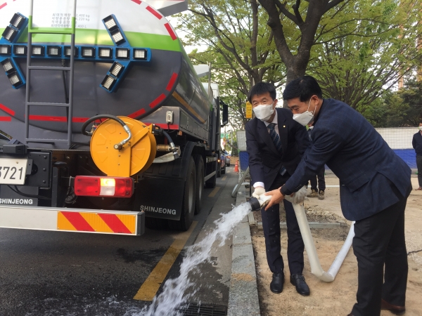 도로 물청소를 위한 고덕역 급수전 준공 후 급수전을 시범 운영해 보고 있다.