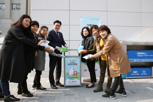이정훈 강동구청장이 주민들과 함께 아이스팩 재활용 수거 캠페인을 벌이고 있다.