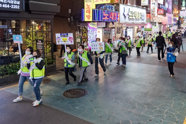 광진구가 지난 22일 밤 9시 건대 맛의 거리 일대에서 ‘민·관합동 생활 속 거리두기 캠페인’을 실시했다.