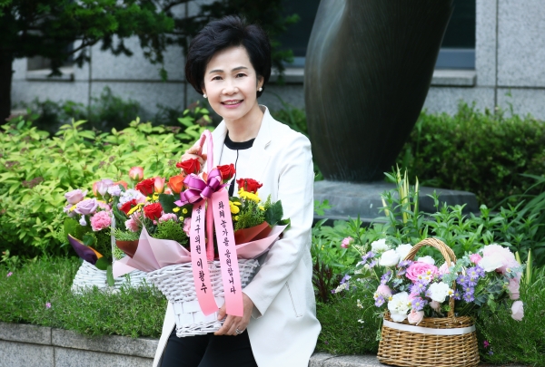 송파구의회 나봉숙 의원이 지난 25일 ‘플라워 버킷 챌린지’에 동참하고 있다.