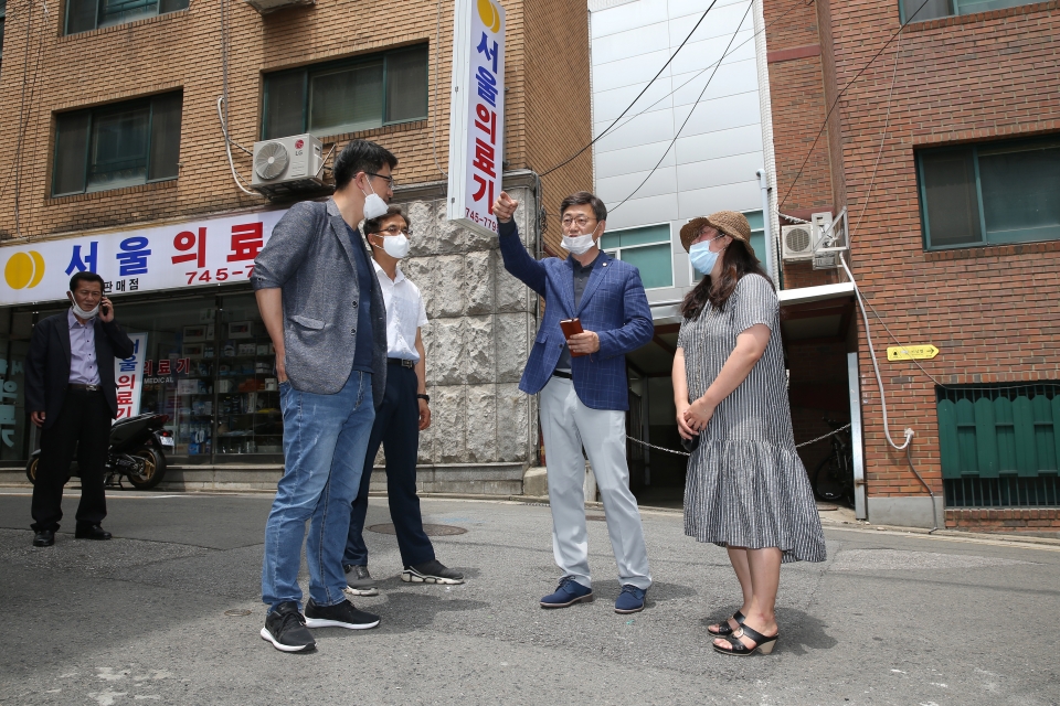 전영준 종로구의원(오른쪽 두 번째)이 서울대병원 주변 대학로 5길을 방문해 흡연대책을 논의하고 있다.