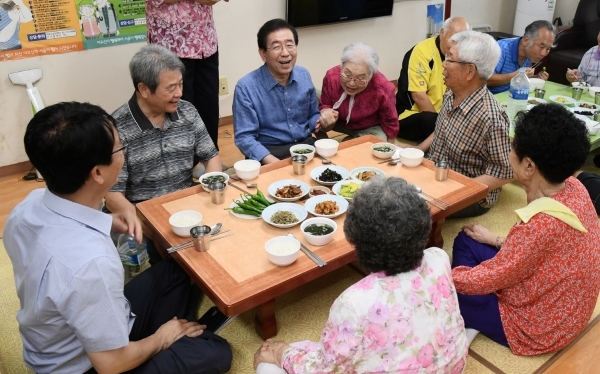 2018년 7월, 강북구에 한달동안 현장시장실을 차린 박원순 서울시장이 미동경로당을 찾아 어르신들과 대화를 나누고 있다.