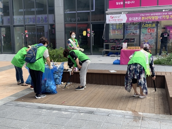 남양주시 다산행정복지센터는 21일 통장협의회, 주민자치위원회와 함께 ‘생활쓰레기 20% 줄이기’ 캠페인을 전개했다.