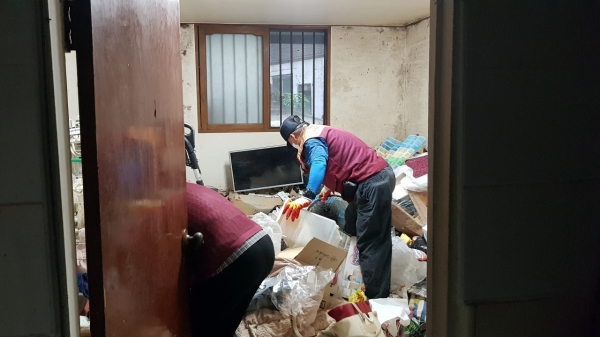 동작구어르신행복주식회사 직원들이 저장강박 의심가구를 자택에 방문해 청소를 하고 있다.