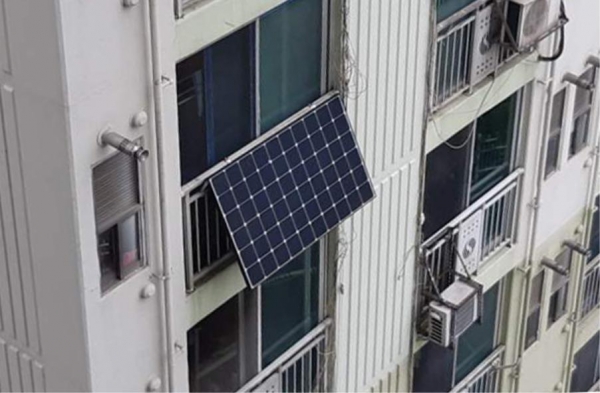 용산구 한 공동주택에 설치된 베란다형 태양광 미니발전소