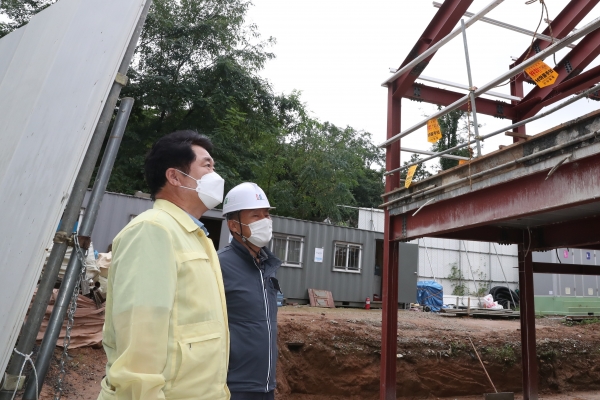 박준희 관악구청장(왼쪽)은 2일 태풍 ‘마이삭’ 북상에 대비하기 위해 관내 공사현장을 찾아 시설 점검을 하고 있다.