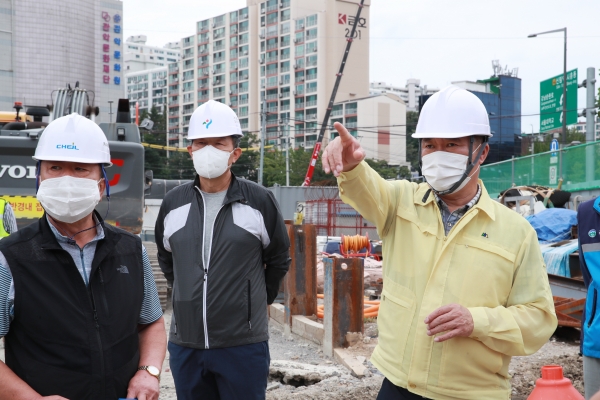 박준희 관악구청장(오른쪽)은 지난 6일 태풍 '하이선'에 대비하기 위해 신림 공영차고지 하부저류조 건설현장을 방문해 현장 점검을 실시하고 있다.