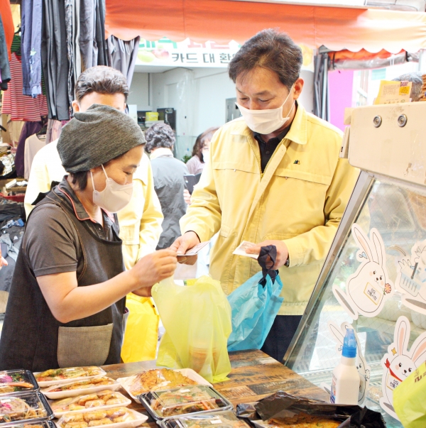 이창우 동작구청장이 상도전통시장 내 상점에서 착한 소비운동에 참여하고 있다.