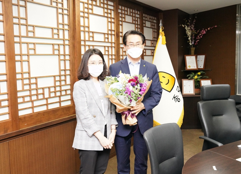 목민관클럽 신임 상임대표로 선출된 김영종 종로구청장(오른쪽)이 직원으로부터 축하 꽃다발을 받고 있다.