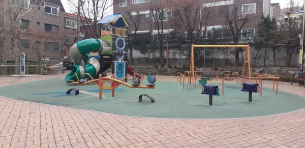 시흥동에 위치한 해태어린이공원이 창의어린이놀이터로 조성하기 위해 공사에 착수한다.
