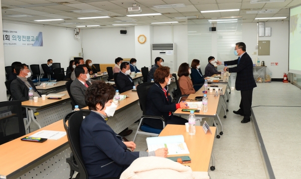 중랑구의회 의원들과 사무국 직원들이 지난 10일 직원교육센터에서 의정전문교육을 듣고 있다.