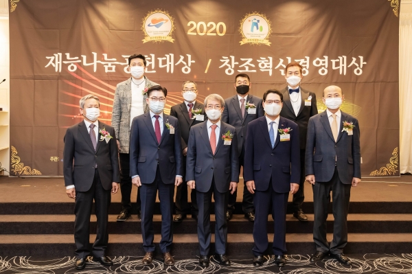 이정훈 강동구청장(앞줄 왼쪽 두번째)은 지난 10일 '2020 창조혁신경영대상'을 수상했다.