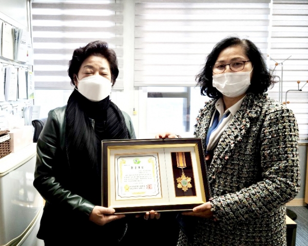 고양시의회 조현숙 환경위원장(왼쪽)이 지난 20일 제5회 환경실천대상 시상식에서 '환경대상'을 수상했다.