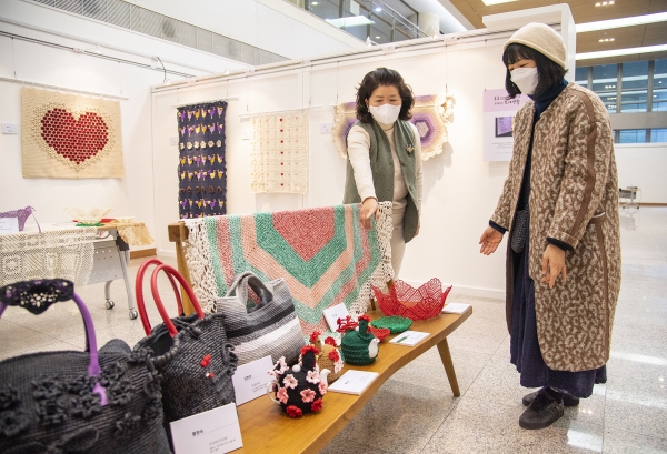 용산아트홀 전시장을 찾은 시민들이 생활문화 작품 전시회를 둘러보고 있다.